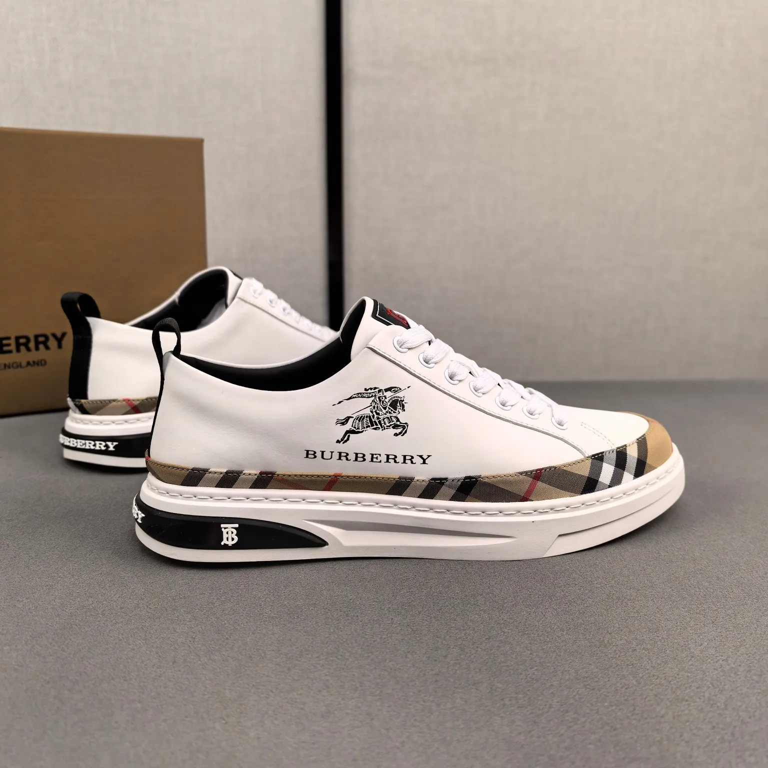 Burberry [Burberry] men's shoes 💰400💰. Fashionable sports and casual shoes, the upper is made of first-layer cowhide with plaid material, first-layer pigskin lining, and rubber outsole. Men's size 38-44.